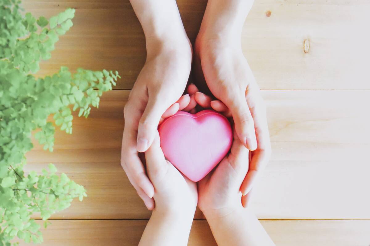 ハートを手で包む